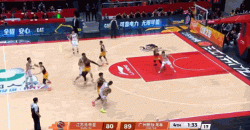 被徐昕欺负坏了!贾尔斯补防徐昕犯规 犯满离场 被徐昕欺负坏了!贾尔斯补防徐昕犯规 犯满离场