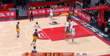 球进灯亮!蒋浩然点飞防守稳稳命中首节压哨跳投 球进灯亮!蒋浩然点飞防守稳稳命中首节压哨跳投