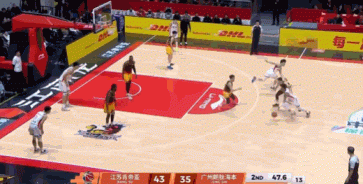 就往空中抛！威金顿突破再次助飞徐昕空接暴扣