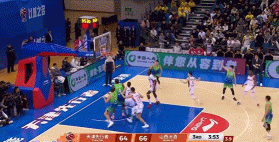 精准制导！法耶拼下篮板 随后长传横跨全场助攻诺威尔篮下打中