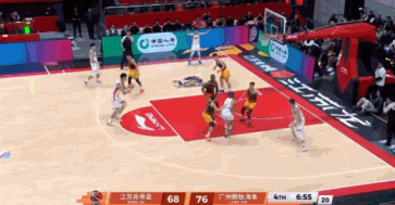 被外援喂到撑！托马斯突破被前后夹击不看人脑后妙传徐昕劈扣