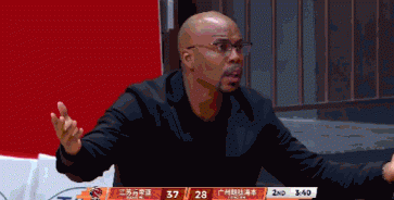 不乐意了！徐昕篮下不中抢板犯规 广州主帅不满吃T