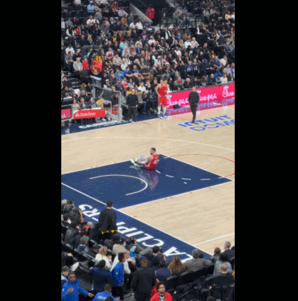 ❤️大于篮球！祖巴茨沮丧坐在地上 东契奇上前握手拉起他！