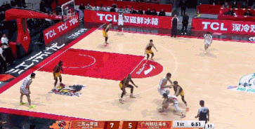 真有文班那味！威金顿突破直接往筐上抛 徐昕单手空接砸进