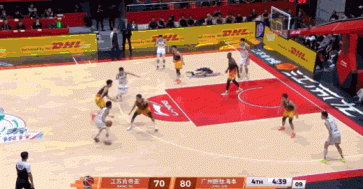 无敌!徐昕背后摘板打贾尔斯2+1&防守再大帽 袁照耀反击隔扣打停 无敌!徐昕背后摘板打贾尔斯2+1&防守再大帽 袁照耀反击隔扣打停