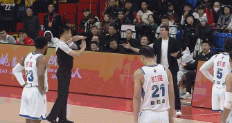 不满意！宁波主帅哈里斯抱怨判罚 被吹技术犯规