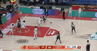 稍显尴尬！贾昊压哨三分 球直接卡在篮脖子上了