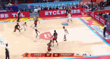 丝滑切入!克里斯接球直接双手拽筐暴扣 丝滑切入!克里斯接球直接双手拽筐暴扣