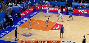 老将速度够快！翟晓川断球反击一条龙双手暴扣