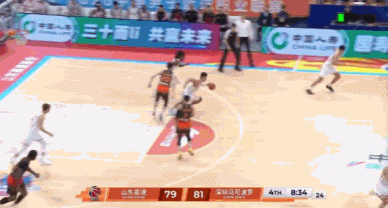 念念有词！贺希宁反击一条龙打进漂亮拉杆上篮 抱怨判罚吃T