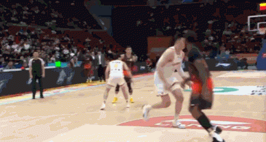 真够快的！李慕豪篮下对克里斯犯规 仅打8分钟犯满