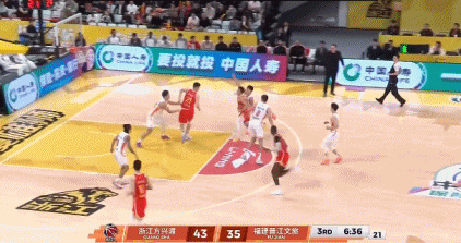 拉大分差！孙铭徽突破背传胡金秋篮下打进 广厦领先10分&福建叫停