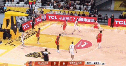 太嫩了！杨阿力先遭孙铭徽封盖 随后发球打孙铭徽腿弹到自己出界