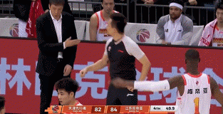 很关键！易立挑战成功拿回球权 庞峥麟高难度打中扩大领先