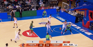 持续发力！大卫·詹姆斯和李荣培相继三分穿针 天津轰13-0攻击波