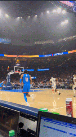 可不常见！肯威高抛助飞亚历山大空接扣篮