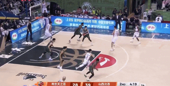 郭昊文反击连过三人助所罗门空接暴扣 随后再反击上篮怒吼庆祝! 郭昊文反击连过三人助所罗门空接暴扣 随后再反击上篮怒吼庆祝!