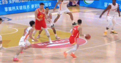 一箭穿心!林秉圣带球推进到前场 转身顶开防守出手压哨三分命中 一箭穿心!林秉圣带球推进到前场 转身顶开防守出手压哨三分命中