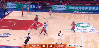 顶级防守！徐杰且退且防让霍勒迪1打1没成 但刘颜诚冲抢补篮得手