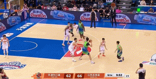 游刃有余！庞峥麟抢断反击得手 随后自信三分轰停天津