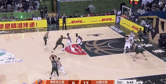 很不容易!郭昊文借掩护强硬突破 高难度挑篮弹进2+1! 很不容易!郭昊文借掩护强硬突破 高难度挑篮弹进2+1!