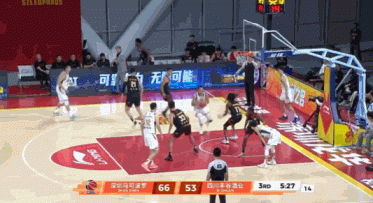 这都啥犯规！景菡一篮下被史密斯直接骑到身上犯规 前者不适下场