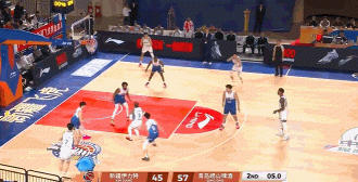 时间刚刚好！段昂君侧翼接球 从容出手压哨三分正中靶心