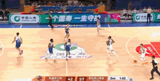 顶薪后卫？王奕博在无人紧逼防守情况下 运球到自己脚上回场违例