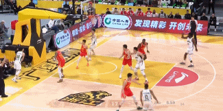 势大力沉！鄢手骐上篮不中 奥利弗跟进双手暴力补扣