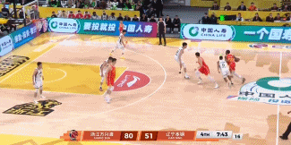 焦点战花了！塔克跌跌撞撞连过三人上篮2+1秀肌肉庆祝 分差30+