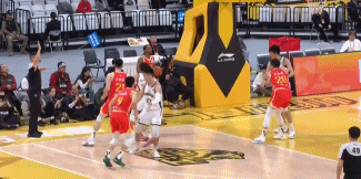 撞懵了！俞泽辰抢过掩护被撞到眼角 下场休息调整