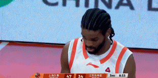 这是被传染了？洛夫顿罚球三不沾 看了一眼古德温还邪魅笑一下