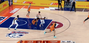 你又开始了!王哲林反击顶开防守人 左手上空篮没中! 你又开始了!王哲林反击顶开防守人 左手上空篮没中!