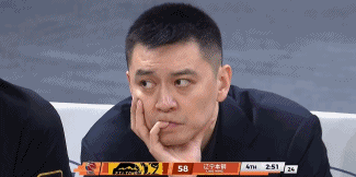 落后30+！辽宁主帅杨鸣替补席满脸愁容