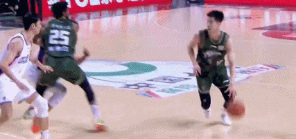 郭昊文再传空接被詹姆斯大帽扇出 林庭谦追身命中三分打停同曦