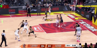 很不满!郭凯切球被吹犯规 个人累计5犯离场 很不满!郭凯切球被吹犯规 个人累计5犯离场