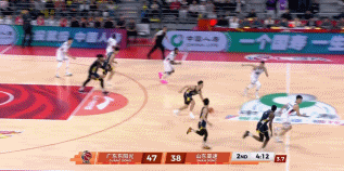 分差上双了!广东连续推反击打出攻击波 山东落后16分 分差上双了!广东连续推反击打出攻击波 山东落后16分