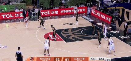首胜要来了？郑昊燃二次进攻打进 第四节天津领先同曦到21分