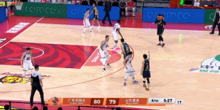 动作有点大!陶汉林拉拽萨林杰 被吹违体犯规 动作有点大!陶汉林拉拽萨林杰 被吹违体犯规