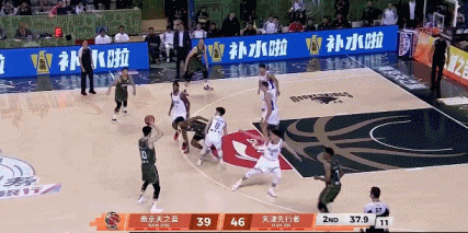 状态相当不错!郭昊文杀入内线 起飞掠过詹姆斯完成滑翔劈扣 状态相当不错!郭昊文杀入内线 起飞掠过詹姆斯完成滑翔劈扣