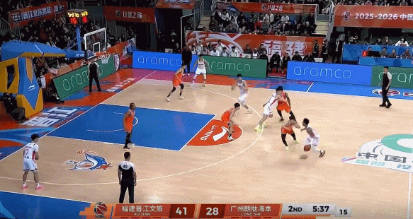 二人再配合！威金顿三分线直接抛传 徐昕顺下隔着邹阳空接摁进！