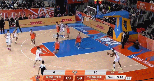 这才是你的水平！霍勒迪突破晃倒对手大外援 腾空对抗邹阳上篮2+1