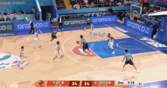 用力过猛！小马丁切入欲隔扣达卡里·约翰逊可惜砸飞