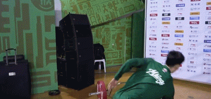 有点不适?郭昊文换下后换上训练服 趴在场边示意腰部有些不舒服 有点不适?郭昊文换下后换上训练服 趴在场边示意腰部有些不舒服