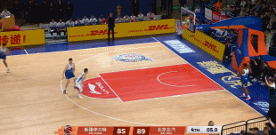 很关键！赵睿抢球出界给新疆球 北京挑战失败&仍是新疆球权