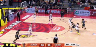 终于出气了!克里斯篮下抓住机会大帽扇翻王少杰 终于出气了!克里斯篮下抓住机会大帽扇翻王少杰