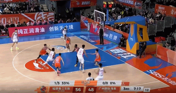 终于看你进个球！威金顿突破妙传 霍勒迪底线空切双手扣篮！