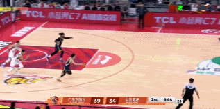 强势反弹！张文逸和萨姆纳相继三分穿针 广东回敬9-0攻击波