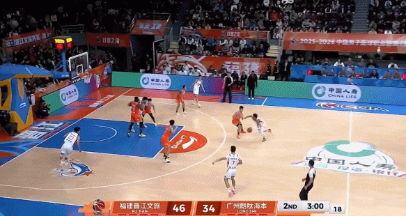 这球蹦挺高！陈国豪底线接球直接攻筐 隔着威廉姆斯勉扣2+1！