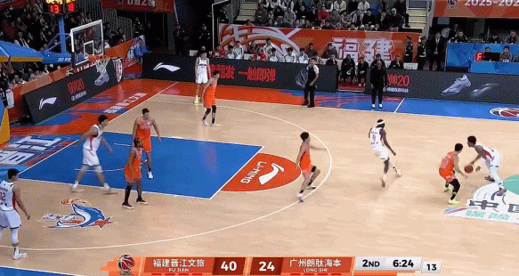 终于吃个饼！威金顿突破随手一抛 徐昕蓄力空接双手暴扣！